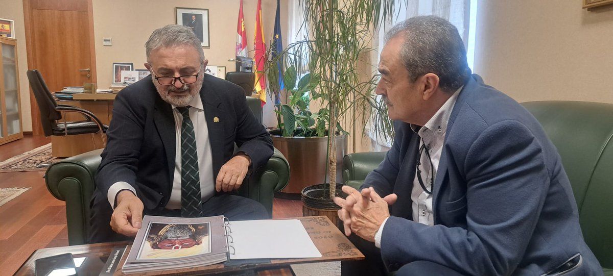 SubGobBUR's tweet image. 🗓️ #AGENDA | Esta mañana el subdelegado del Gobierno en #Burgos, Pedro de la Fuente, se ha reunido con el presidente del Foto Club Contraluz, José Antonio Guinea, en la que ha conocido las distintas actividades que realiza esta asociación burgalesa de aficionados a la fotografía
