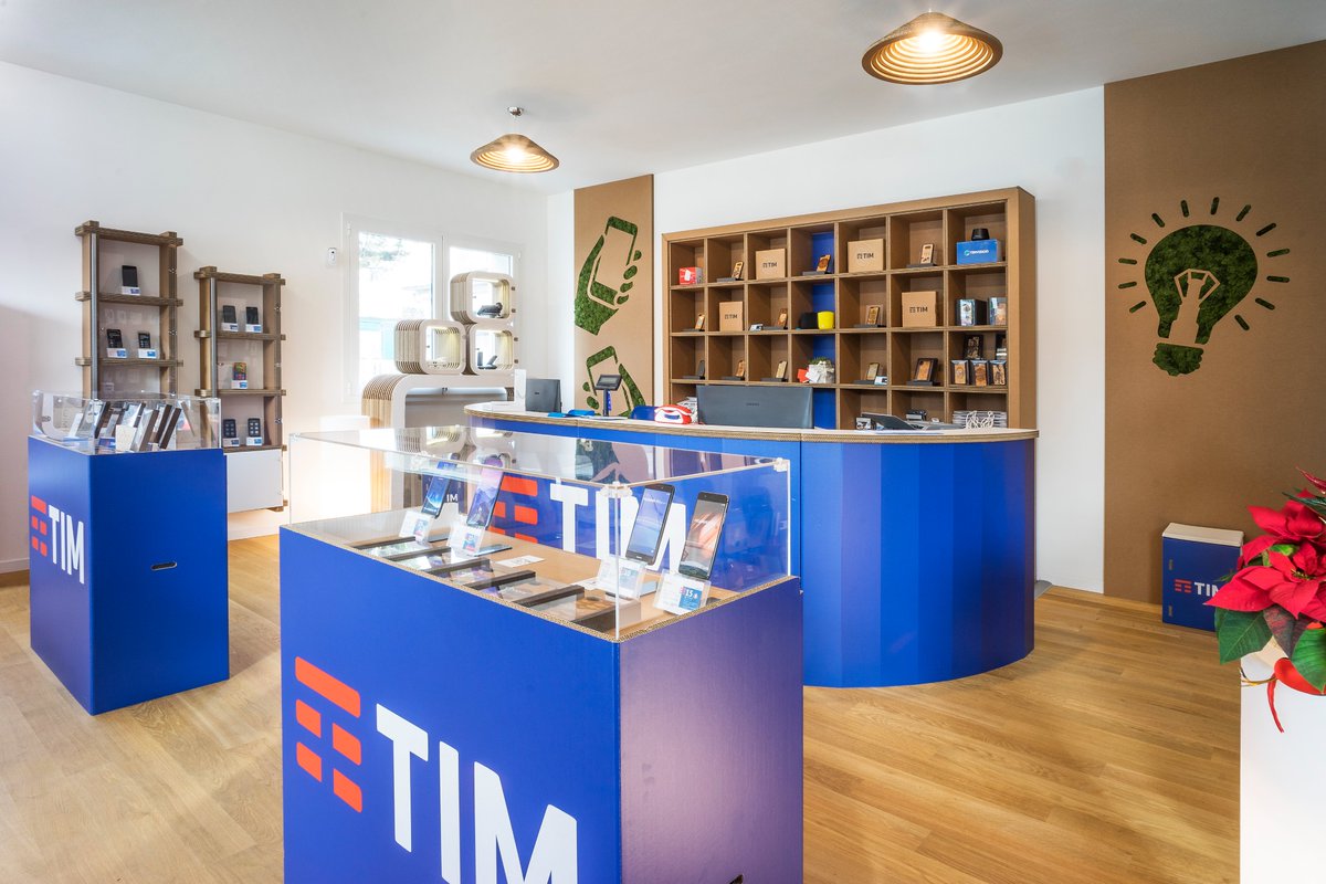 MobiliInCartone's tweet image. Per un rivenditore TIM abbiamo creato uno store su misura in cartone: branding forte, display funzionali e design moderno. ♻️
Il cartone entra nel retail: leggero, versatile, cool

🇬🇧 Custom cardboard retail store for a TIM reseller
#RetailDesign #StoreDesign #SustainableDesign