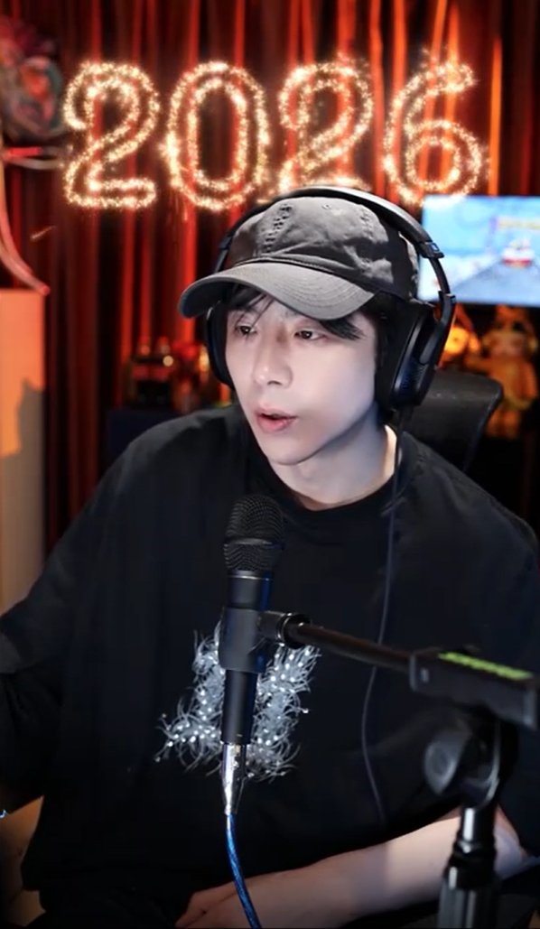 #LiuYuning: I don't have a mobile phone brand deal. when I was filming variety shows, I jokingly said "can't you even use an iphone?" and one of the other guests, who did have a phone endorsement, immediately said "no no I do not ever use iphones!" I was like "huh?! ohhh..." 😂