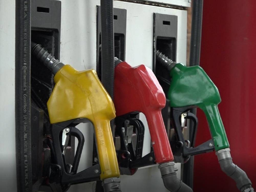 regionmasgt's tweet image. #MásNoticias | Hoy comienza a aplicar el subsidio a los combustibles

En estaciones de servicios del país ya se observa una baja en los precios de los carburantes. El apoyo económico temporal de emergencia es de Q5 en la gasolina Súper y Regular y de Q8 en el Diesel.