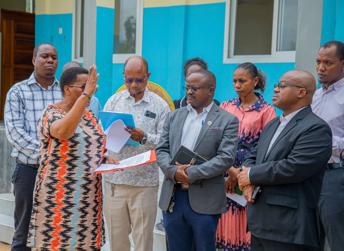 TangaCC's tweet photo. Katika kuhakikisha sekta ya elimu inaendelea kukua kwa maendeleo ya Taifa, Katibu Tawala wa Mkoa wa Tanga, Rashid Mchatta, ametembelea na kukagua miradi ya elimu katika Jiji la Tanga, kwa lengo la kuangalia Jiji linavyoshughulikia changamoto ya upungufu wa madarasa na mabweni. https://t.co/uLchL65Rh6