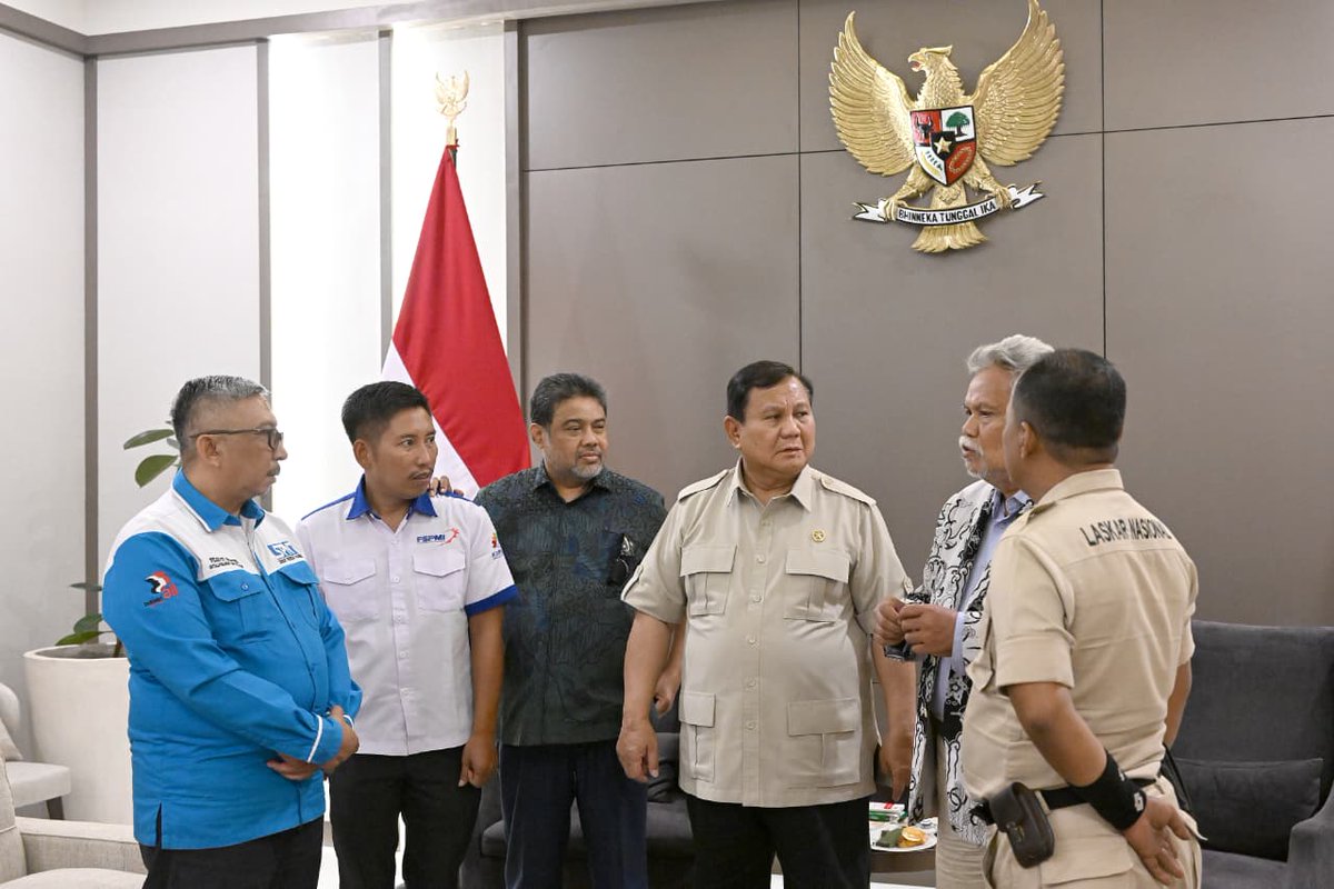 KspiCitu's tweet photo. Said Iqbal Presiden KSPI, Suparno Presiden FSPMI beserta beberapa pengurus KSPI lainnya pagi ini (28/4) bertemu dengan Prabowo Subianto Presiden RI menyampaikan 11 tuntutan terutama Undang undang Ketenagakerjaan yang baru pada peringatan 1 Mei 2026. https://t.co/NjlecgiNIP