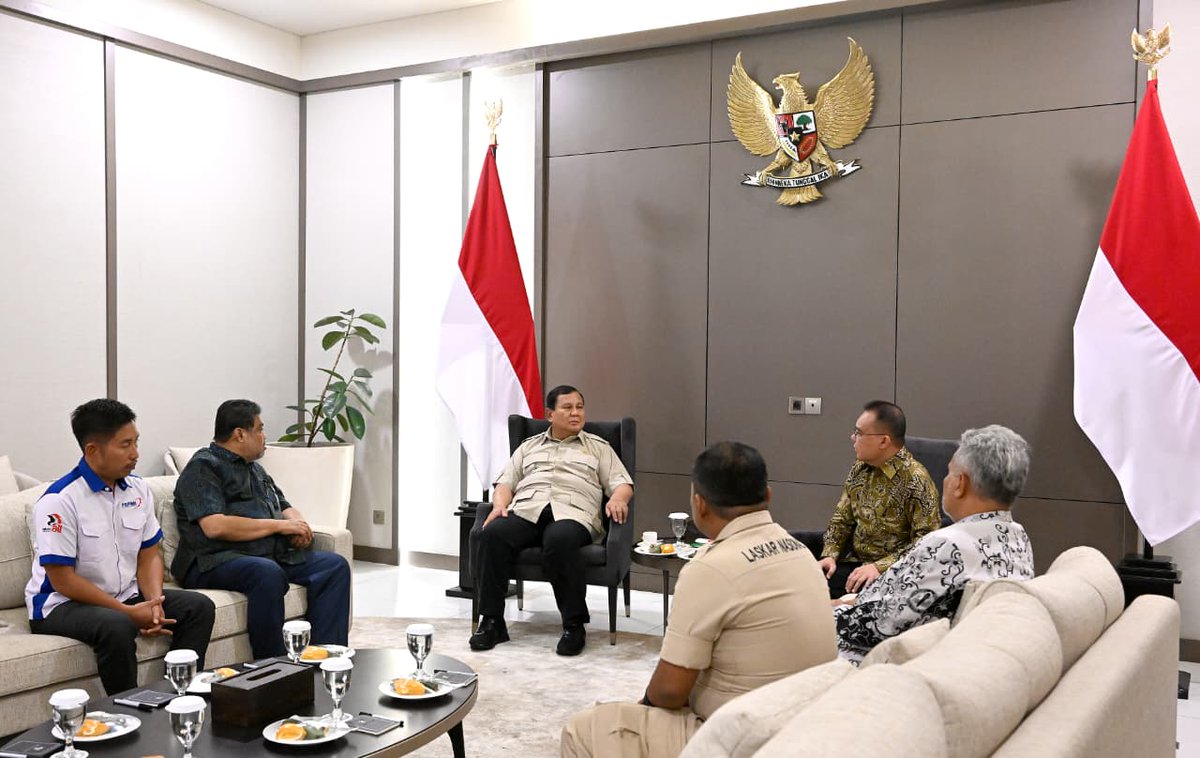 KspiCitu's tweet photo. Said Iqbal Presiden KSPI, Suparno Presiden FSPMI beserta beberapa pengurus KSPI lainnya pagi ini (28/4) bertemu dengan Prabowo Subianto Presiden RI menyampaikan 11 tuntutan terutama Undang undang Ketenagakerjaan yang baru pada peringatan 1 Mei 2026. https://t.co/NjlecgiNIP
