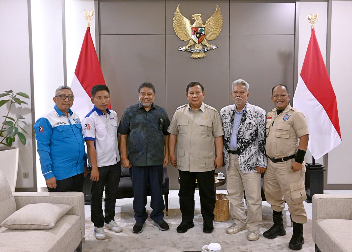 KspiCitu's tweet photo. Said Iqbal Presiden KSPI, Suparno Presiden FSPMI beserta beberapa pengurus KSPI lainnya pagi ini (28/4) bertemu dengan Prabowo Subianto Presiden RI menyampaikan 11 tuntutan terutama Undang undang Ketenagakerjaan yang baru pada peringatan 1 Mei 2026. https://t.co/NjlecgiNIP