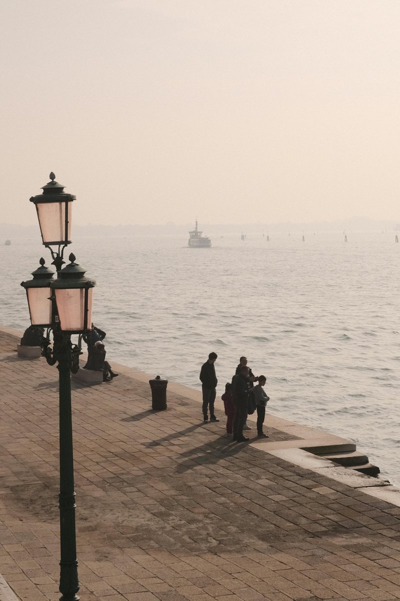 jmadmart's tweet image. it's true my friend....

it was the biggest lamppost I had ever seen...

#april #poem #poetry #writerscommunity 
📸Rajan Abdulla