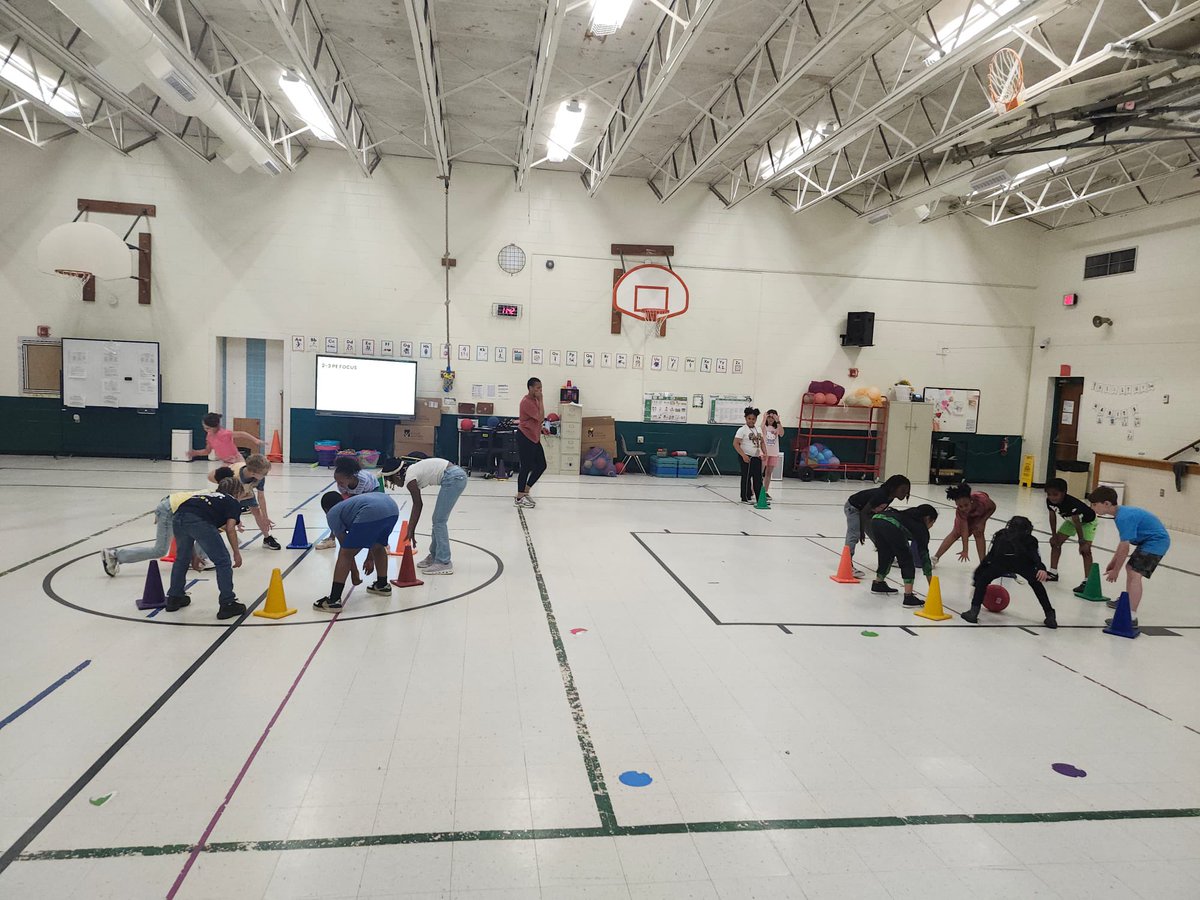 NNPSHPE's tweet photo. Students at @Richneck_Elem in Ms. Campbell’s class participate in #strikerball a game that was just covered recently at our elementary PE professional development last week.
#elementaryPE #PhysEd #cooperativeactivities https://t.co/lHsoAC4U2c