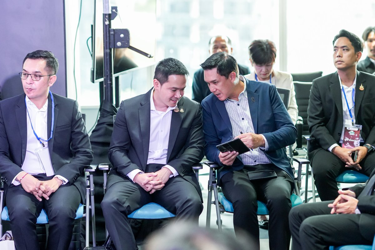 VoiceTVOfficial's tweet image. 'ยศชนัน' เปิดตัวโครงการ 'PMUC Zero Burn to Earn: เลิกเผา เป๋าตุง' ชวนเกษตรกรลดการเผา เปลี่ยนซากการเกษตรให้มีมูลค่า แลกน้ำมันไบโอดีเซล-แผงโซลาร์เซลล์มือสอง-แผ่นคลุมดินจากชีวมวล นำร่อง จ.เชียงใหม่ พร้อมเปิดรับลงทะเบียนผ่านดิจิทัลแพลตฟอร์ม 5 พ.ค.นี้
voicetv.co.th/read/3Da_ceAR4
#Voice