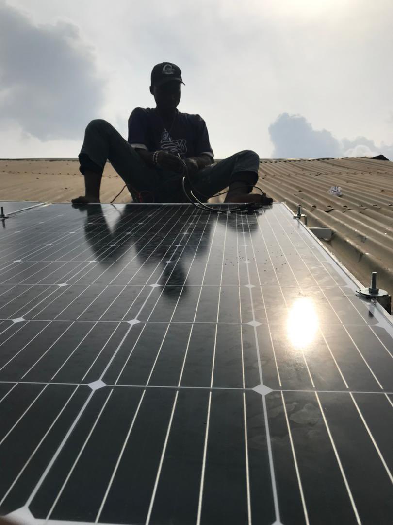shinypowers1's tweet photo. Low-quality panels = poor performance and faster damage https://t.co/Opf9K30pLg