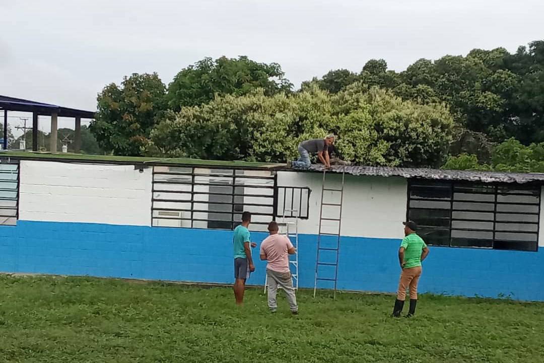En la Escuela Nacional Joaquín Barragán del estado #Táchira municipio Samuel Darío Maldonado se está realizando la sustitución del techo en toda la estructura para así garantizar espacios seguros y confortables para nuestros niños y niñas de la Patria.