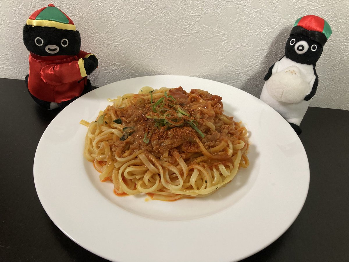 中華コンビから今日の晩ごはん紹介🐧

諸々予定が狂ったので冷食の汁なし担々麺。

辛いのが決して得意ではないのに添付の唐辛子の小袋を全部かけても辛くなかったのはなぜだろう？🤔

🐧：パプリカパウダーだったんじゃない？

それはないと思うよ。