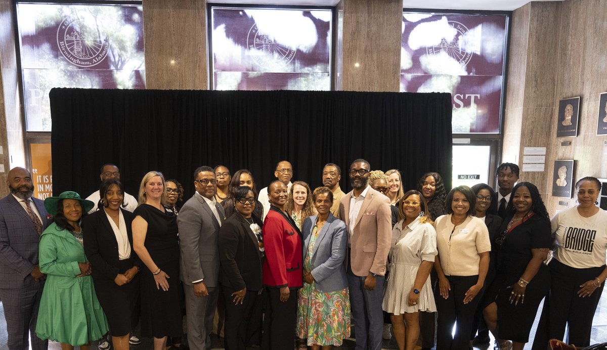 BhamTimes's tweet image. The City of #Birmingham unveiled a new round of investments aimed at community-driven #violence prevention. $200,000 in micro-grants will be distributed to 14 local #organizations working on the frontlines of #youth intervention and #family stabilization.

birminghamtimes.com/2026/04/birmin…