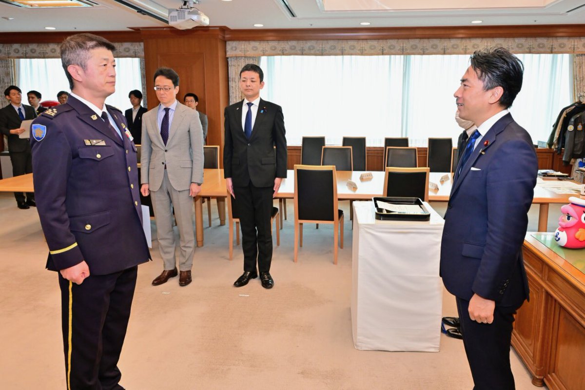 ModJapan_en's tweet photo. On April 28, DM Koizumi presented an appointment letter with encouragement to Col. Horiguchi, who will be deployed to #UNMISS as Force Chief of Staff. UNMISS protects civilians and develops infrastructure, and #JMOD will continue supporting peace and stability in South Sudan. https://t.co/Y4RR1Fjrrc