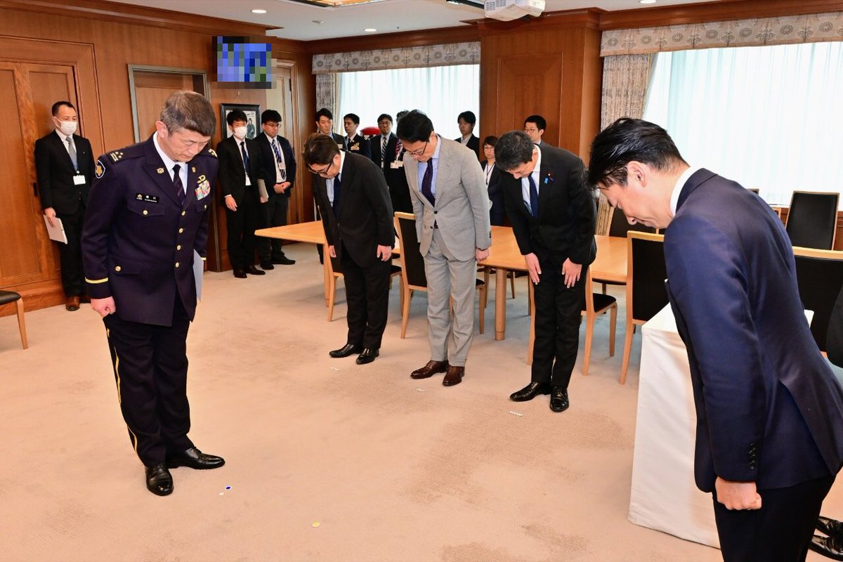 ModJapan_en's tweet photo. On April 28, DM Koizumi presented an appointment letter with encouragement to Col. Horiguchi, who will be deployed to #UNMISS as Force Chief of Staff. UNMISS protects civilians and develops infrastructure, and #JMOD will continue supporting peace and stability in South Sudan. https://t.co/Y4RR1Fjrrc