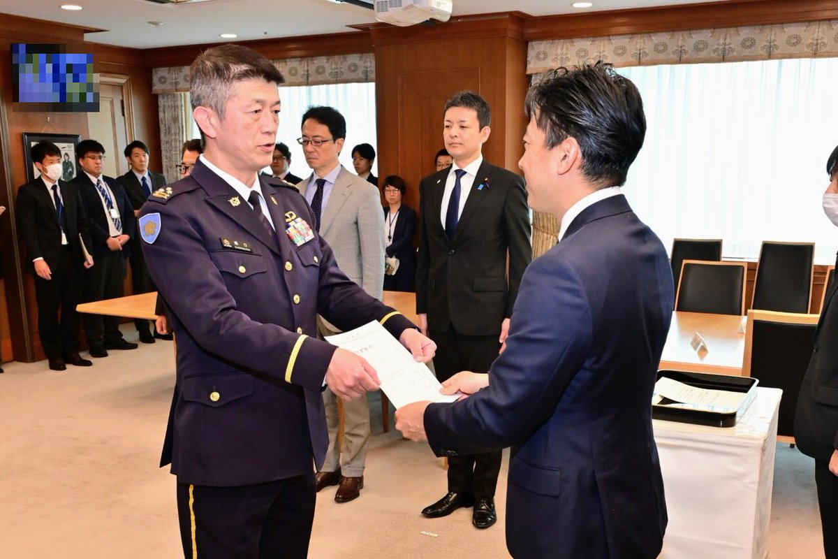 ModJapan_en's tweet photo. On April 28, DM Koizumi presented an appointment letter with encouragement to Col. Horiguchi, who will be deployed to #UNMISS as Force Chief of Staff. UNMISS protects civilians and develops infrastructure, and #JMOD will continue supporting peace and stability in South Sudan. https://t.co/Y4RR1Fjrrc