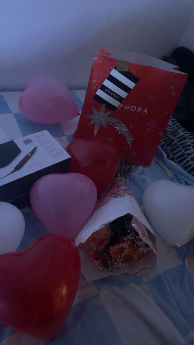 9mkyu's tweet photo. Regardez le mec qui existe pas qui m’a fait sans aucune occasion spéciale comme cadeau des dysons, des commandes Sephora, des sacs Ysl juste on passe une bonne soirée au resto etc je rentre chez lui et je vois ça (évidemment il a payé le resto et le cinéma) https://t.co/e4eeHYsuHJ