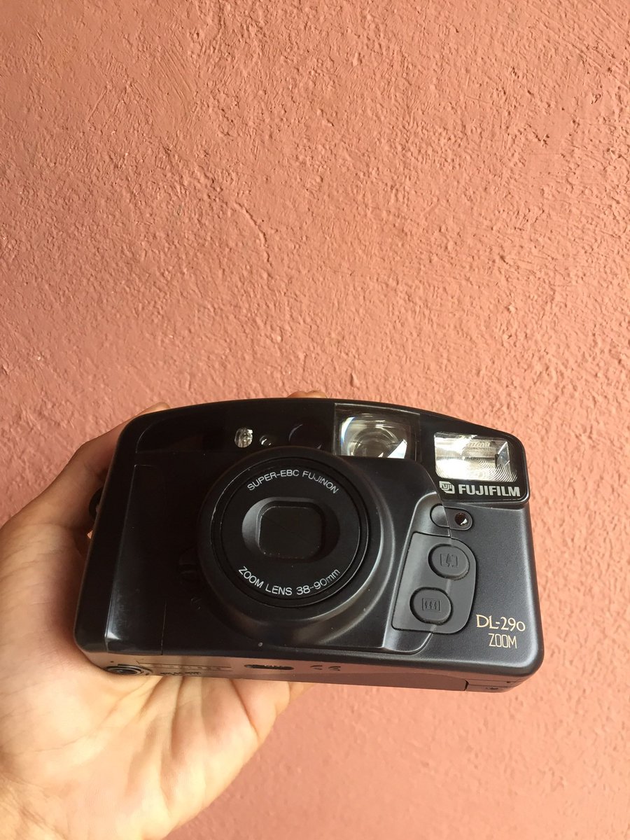imjustworkman's tweet photo. @iconangray @roemnida Fujifilm yg tipe ini kak, roll filmnya pake fujicolor c200 https://t.co/NKBWY6jCwP