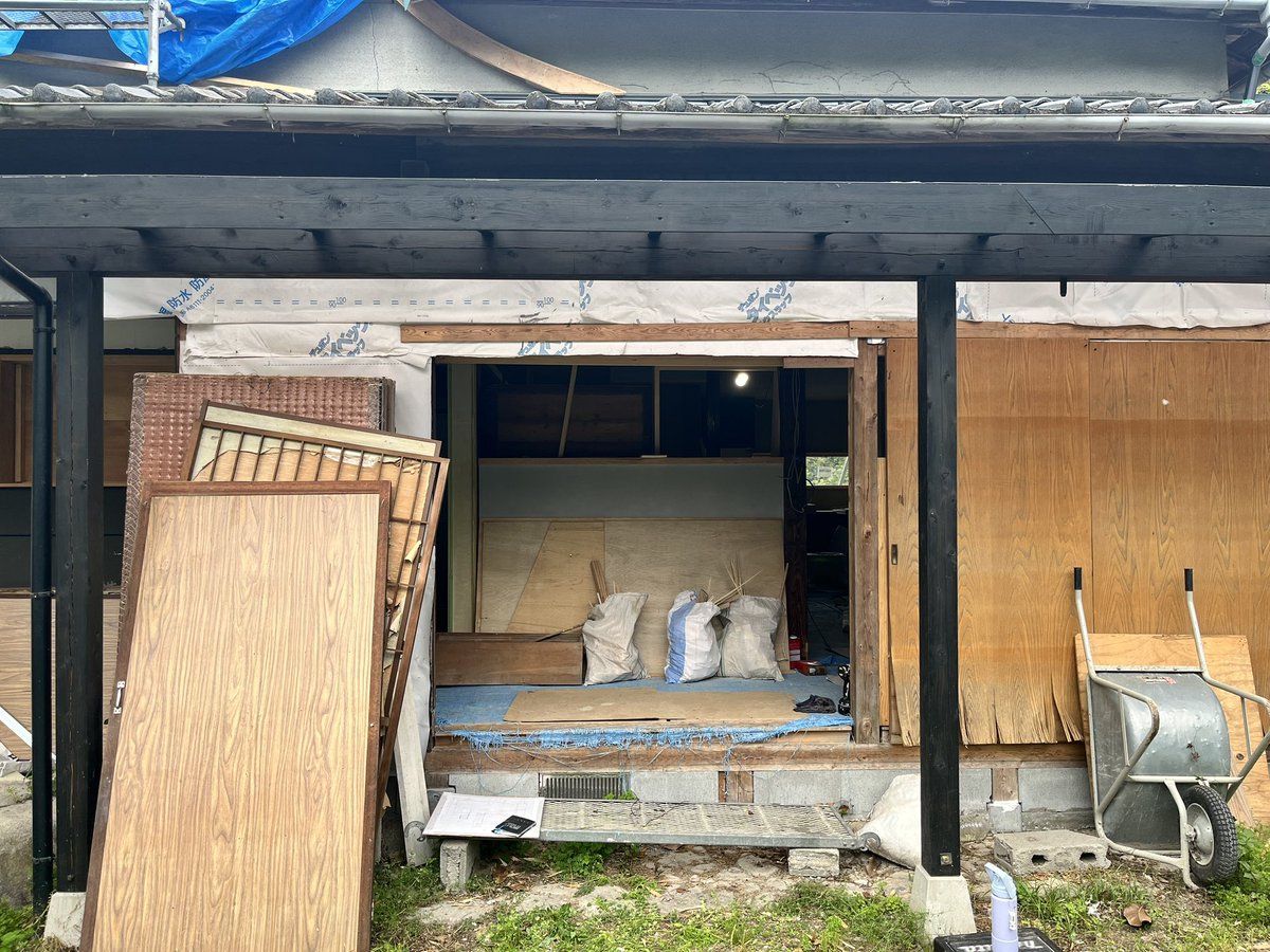 asobinokuni's tweet photo. 前金で4000万弱を支払って古民家のリノベを頼んだら工事3年ほど掛けて、途中の状態で止まって、工務店が飛んで連絡取れなくてガチで困って可哀想過ぎる現場を引き継いで欲しいとの事で下見して来ました。

敷地内で仮暮らしされてるけど、本当なら2年前には完成して住まいを移動して猫達と暮らしたかったと、中途半端な工事で止まってて、雨漏りもしてるし、マジでひどいなと。人の人生狂わせておいて、金持ち逃げ？して音沙汰なしとか有り得ない。

とりあえず2ヶ月以内に住める様にしてあげたいので、GW明けから取り掛かりたいと思います。

前金で支払ったのも、資材費が上がるからという話で信用してしまったとの事ですが、また今回の資材値上がりでこういう案件も出て来るかもです。

今回利益なしでも完成させて、とりあえず人生を謳歌出来る状況にしてあげたい。