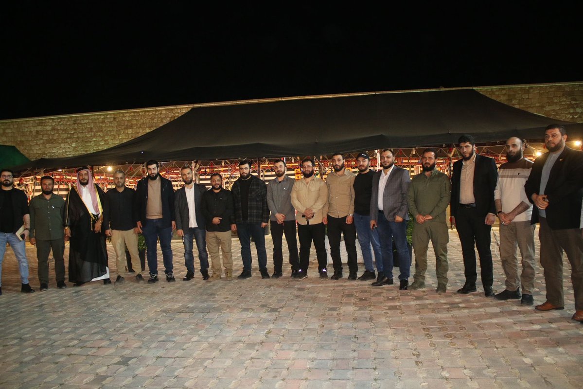 SimNasr's tweet image. #Syrie les commandants de la sécurité intérieure d’Alep réunis à la madafa des tribus et des clans anciennement caserne des forces Tigre et des Gardiens de la révolution iranien.