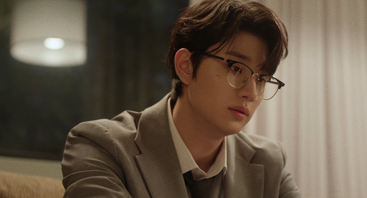 lovethisdrama's tweet photo. 항상 이성적이고 공과 사 구분 철저한 사람이 본인답지 않게 싸움질까지 해서는 안경은 깨졌고 온통 만신창이에 얼굴엔 생채기까지 나서 약 바르고 있고 모든게 너무나 신순록답지 않은 행동이었는데 그게 다 유미 때문이라니 https://t.co/M18HivFnub