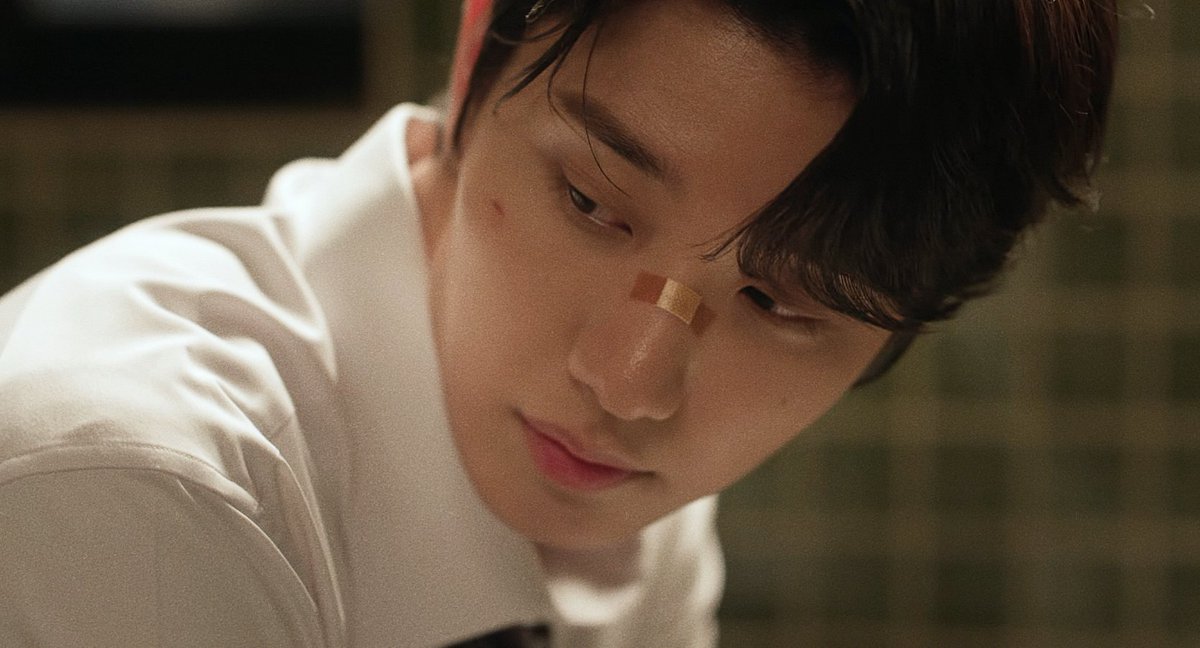 lovethisdrama's tweet photo. 항상 이성적이고 공과 사 구분 철저한 사람이 본인답지 않게 싸움질까지 해서는 안경은 깨졌고 온통 만신창이에 얼굴엔 생채기까지 나서 약 바르고 있고 모든게 너무나 신순록답지 않은 행동이었는데 그게 다 유미 때문이라니 https://t.co/M18HivFnub