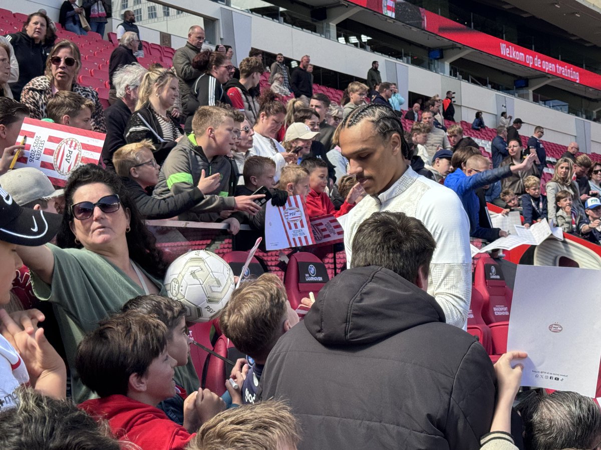 psvsupnl's tweet image. Volg PSV.supporters.nl nu ook op WhatsApp! Bij iedere duizend volgers verloten we bovendien mooie prijzen!     

Via onderstaande link kun je ons kanaal vinden en volgen: whatsapp.com/channel/0029Vb… #Whatsapp #PSV #Community #Laatstenieuws 

📸: Noël van de Laar