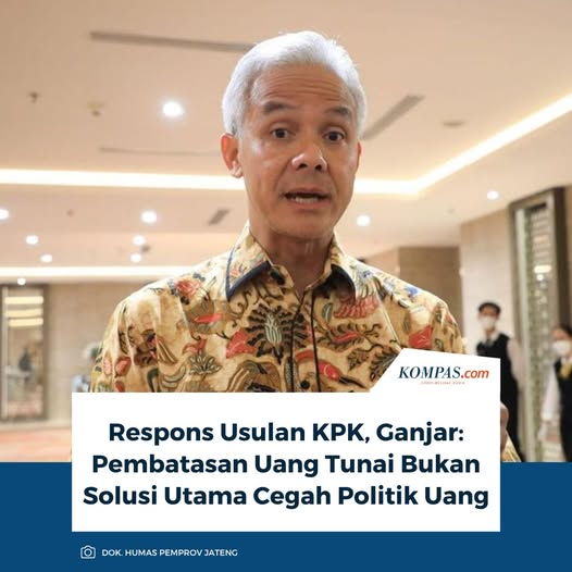 LambeSahamjja's tweet photo. Guys, KPK baru saja mengeluarkan rekomendasi yang menurut gue adalah salah satu yang paling penting tapi juga paling mudah diabaikan dalam konteks reformasi demokrasi Indonesia.

Dan Ganjar Pranowo sudah merespons. 
Gue mau bedah keduanya secara jujur.

Apa yang KPK usulkan:
Hasil kajian Direktorat Monitoring KPK tahun 2025 yang sudah dilaporkan ke Presiden Prabowo dan Ketua DPR Puan Maharani merekomendasikan tiga hal:

Satu — perubahan UU Pemilu dan Pilkada dengan penguatan sanksi yang nyata.

Dua — revisi UU Partai Politik soal standar kaderisasi, pendidikan politik, dan pelaporan keuangan.

Tiga — mendorong pembahasan RUU Pembatasan Uang Kartal sebagai instrumen pencegahan politik uang.

Intinya: batasi penggunaan uang tunai selama tahapan pemilu karena uang tunai adalah media utama serangan fajar dan vote buying yang hampir tidak bisa dilacak.

Kenapa usulan ini relevan dan secara teknis masuk akal:

Politik uang di Indonesia bukan rahasia. 
Setiap pemilu dari pilkada desa sampai pilpres ada serangan fajar. 
Ada amplop yang dibagikan malam sebelum pencoblosan. 
Ada koordinator lapangan yang membagi uang tunai ke RT-RT.

Dan kenapa uang tunai? 
Karena tidak ada jejak. 
Tidak ada transfer yang bisa diaudit. 
Tidak ada rekening yang bisa dilacak. 
Uang ditaruh di amplop, amplop dibagikan, tidak ada yang bisa membuktikan siapa yang mengirim.

Kalau transaksi keuangan dalam kampanye diwajibkan non-tunai ada jejak digital. 
Ada rekam transaksi. 
Investigasi KPK dan Bawaslu punya sesuatu yang bisa diaudit.

Ini bukan ide yang aneh. 
Banyak negara sudah melakukan pembatasan transaksi tunai untuk mencegah korupsi termasuk di sektor pemilu.

Respons Ganjar dan ini yang perlu dikritisi dengan jujur:
Ganjar bilang pembatasan uang tunai bukan solusi utama. 
Menurutnya yang lebih penting adalah:

Turunkan biaya politik sediakan ruang publik gratis untuk kampanye, akses media arus utama, baliho standar dari penyelenggara pemilu.

Jadikan politik uang sebagai kejahatan pemilu serius dengan sanksi diskualifikasi, pembatalan kemenangan, atau larangan ikut pemilu beberapa periode.

Edukasi pemilih bahwa uang sogokan bukan rezeki.

Demokratisasi internal partai dan penguatan kaderisasi.
Semua yang Ganjar bilang itu benar. 
Tapi ada satu hal yang sangat perlu digarisbawahi:

Ganjar adalah Ketua DPP PDIP. 
Salah satu partai terbesar di Indonesia. 
Salah satu institusi yang paling berkepentingan dalam sistem pemilu yang ada sekarang.

Dan dia merespons usulan pembatasan uang tunai dengan mengatakan itu bukan solusi utama sambil mengalihkan fokus ke hal-hal lain yang jauh lebih sulit diukur dan diimplementasikan.

Edukasi pemilih butuh puluhan tahun. 
Demokratisasi internal partai siapa yang mengawasi? 
Penurunan biaya politik siapa yang mendefinisikan standarnya?

Sementara pembatasan uang tunai adalah langkah teknis yang bisa diimplementasikan relatif cepat dengan regulasi yang jelas.

Pertanyaan yang perlu diajukan: apakah respons Ganjar adalah analisis yang jujur tentang solusi terbaik? 
Atau ada kepentingan yang membuat dia lebih nyaman dengan solusi jangka panjang yang sulit diukur daripada solusi teknis jangka pendek yang langsung membatasi ruang gerak politik uang?

Soal biaya politik yang tinggi dan ini yang paling fundamental:

Ganjar benar bahwa biaya politik di Indonesia sangat tinggi. 
Data berbicara sendiri.
Untuk menjadi anggota DPR biaya kampanye rata-rata Rp1-5 miliar per caleg. 
Untuk bupati bisa Rp5-50 miliar. 
Untuk gubernur puluhan hingga ratusan miliar. 
Untuk presiden tidak terbayangkan nilainya.

Dan dari mana uang itu kembali?
Dari korupsi jabatan setelah terpilih. 
Dari proyek-proyek yang dikoordinasikan. 
Dari akses kebijakan yang diperjualbelikan.

Politik uang bukan hanya soal amplop serangan fajar. 
Politik uang adalah seluruh ekosistem biaya-korupsi yang membentuk lingkaran setan demokrasi Indonesia.

Kalau biaya masuk politik sangat tinggi hanya orang dengan uang besar yang bisa mencalonkan diri. 
Dan orang dengan uang besar yang sudah dihabiskan untuk kampanye akan mencari cara untuk menutup investasinya setelah menang.

Itulah kenapa reformasi pemilu yang serius tidak bisa hanya menyentuh satu titik. 
Harus sistemik.

Tiga hal yang perlu ada sekaligus:

Satu — pembatasan uang tunai yang KPK usulkan.
Ini adalah langkah teknis yang bisa langsung mempersempit ruang serangan fajar. 
Tidak sempurna ada yang akan cari celah tapi jauh lebih baik dari tidak ada sama sekali.

Dua — sanksi yang benar-benar menjerakan. 
Ganjar benar soal ini. Sekarang sanksi politik uang terlalu lemah. 
Caleg yang ketahuan money politics jarang didiskualifikasi. Kemenangan jarang dibatalkan. 
Proses hukumnya lambat. 
Hasilnya tidak ada efek jera.

Tiga — transparansi dana kampanye yang benar-benar diaudit. Laporan keuangan kampanye sekarang adalah formalitas. 
Tidak ada audit independen yang serius. 
tidak ada akibat hukum yang nyata kalau laporannya tidak akurat. Ini perlu diubah fundamental.

Dan ini yang paling ironis dari seluruh situasi:
KPK sudah melaporkan rekomendasi ini ke Presiden Prabowo dan Ketua DPR Puan Maharani.

Keduanya adalah orang-orang yang berada di puncak sistem yang politik uangnya mengalir. Keduanya adalah produk dari pemilu yang sudah pasti tidak bebas dari praktik yang KPK coba atasi.

Apakah mereka akan mendorong implementasi rekomendasi KPK ini secara serius? Atau ini akan menjadi laporan yang  seperti banyak laporan KPK sebelumnya disimpan rapi dan tidak ditindaklanjuti?

Sejarahnya tidak terlalu optimis untuk dijawab.

KPK mengusulkan sesuatu yang konkret dan bisa diimplementasikan. Ganjar merespons dengan argumen yang valid tapi tidak cukup untuk menolak usulan KPK — dan lebih terasa seperti pengalihan dari langkah teknis yang langsung ke wacana jangka panjang yang lebih nyaman bagi partai politik.

Kenyataannya: solusi politik uang tidak bisa satu langkah saja. Harus multi-lapis. Pembatasan uang tunai perlu dilakukan bersamaan dengan sanksi yang menjerakan, transparansi dana kampanye yang nyata, dan penurunan biaya politik melalui subsidi kampanye yang terstandar.

Semua harus berjalan bersamaan.
Tapi untuk itu semua berjalan dibutuhkan political will dari orang-orang yang justru paling diuntungkan oleh sistem yang ada sekarang.

Dan itulah dilema terbesar reformasi pemilu Indonesia yang tidak pernah berhasil dipecahkan.