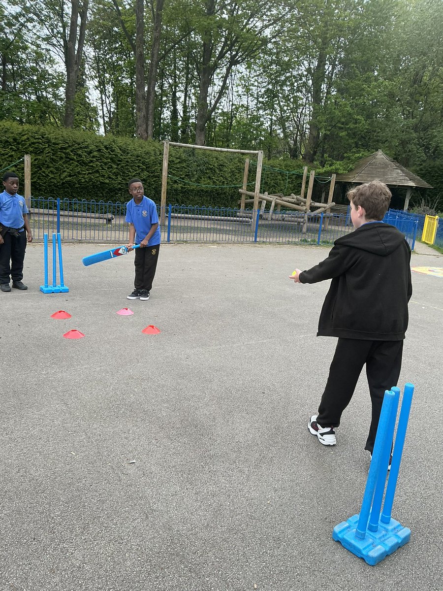 AbbeyPrimary's tweet image. In #PE #Y6 are learning how to control the ball in cricket ensuring it bounces once in the correct zone. #cricket
