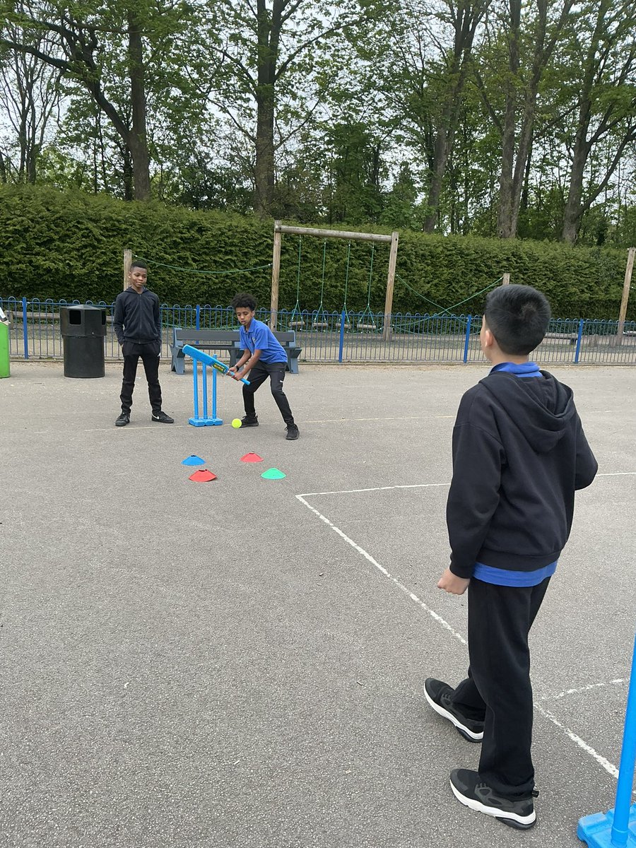 AbbeyPrimary's tweet image. In #PE #Y6 are learning how to control the ball in cricket ensuring it bounces once in the correct zone. #cricket