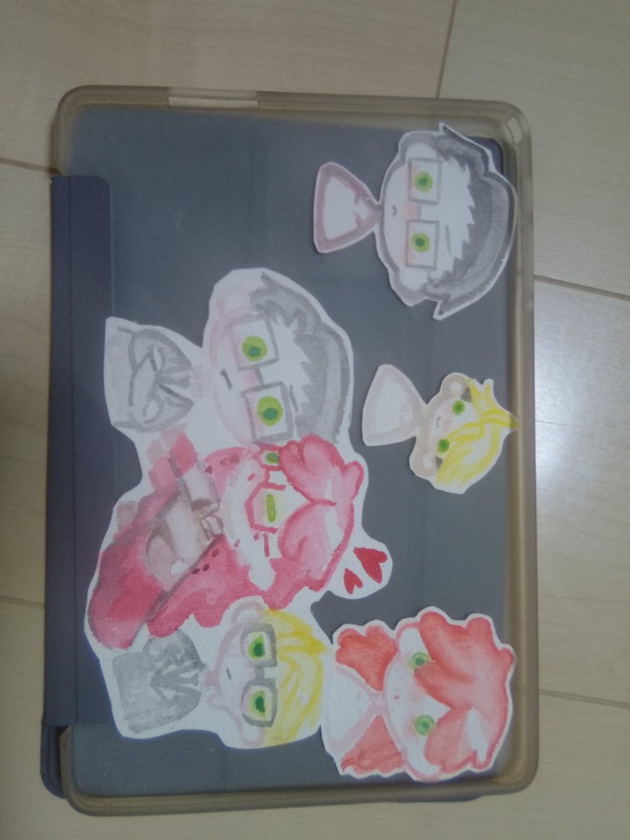 2_toorisugari's tweet photo. ペーパードール作りたくて描いてたけどミスったのでそのまんまタブレットのケースに挟んでる。なんかﾛﾅﾙﾄﾞちまこい https://t.co/hAK3tFunx3