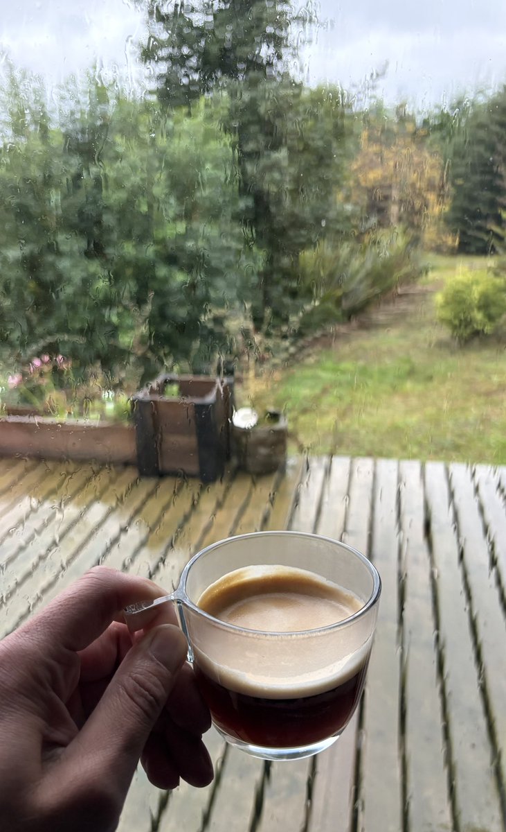 flacocarloscc's tweet image. Al mal tiempo, buen café 😜☕️🌧️ 
Un rico café pa’ calentar el cuerpo antes de salir a disfrutar la lluvia y frío 😬😅
Buenos días, que sea un bonito martes 🫶🏽

#PuertoVaras #Lluvia #Viento #Frio #Café