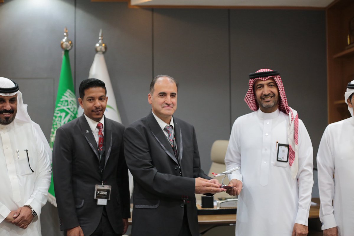 بحضور رئيس الجمعية ومدير مركز الإعلام الرقمي كرّمت الغرفة التجارية بالطائف والخطوط التركية ، الإعلامية ريمان الشهري عضو مركز الإعلام الرقمي بعد أن حقق مقطع لقائها مع السائح التركي في #الملتقى_العالمي_للورد_والنباتات_العطرية إنتشاراً واسعاً في تركيا الشقيقة .
———
#السعودية #الطائف
