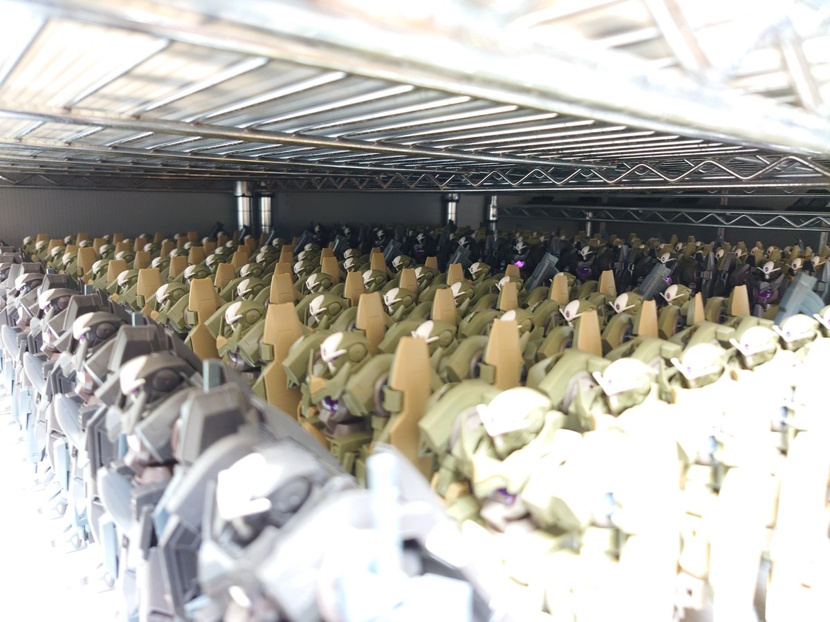 こう…奥まで量産機が並んでる状態…目茶苦茶大好きです(⁠人⁠*⁠´⁠∀⁠｀⁠)⁠｡⁠*ﾟ⁠+