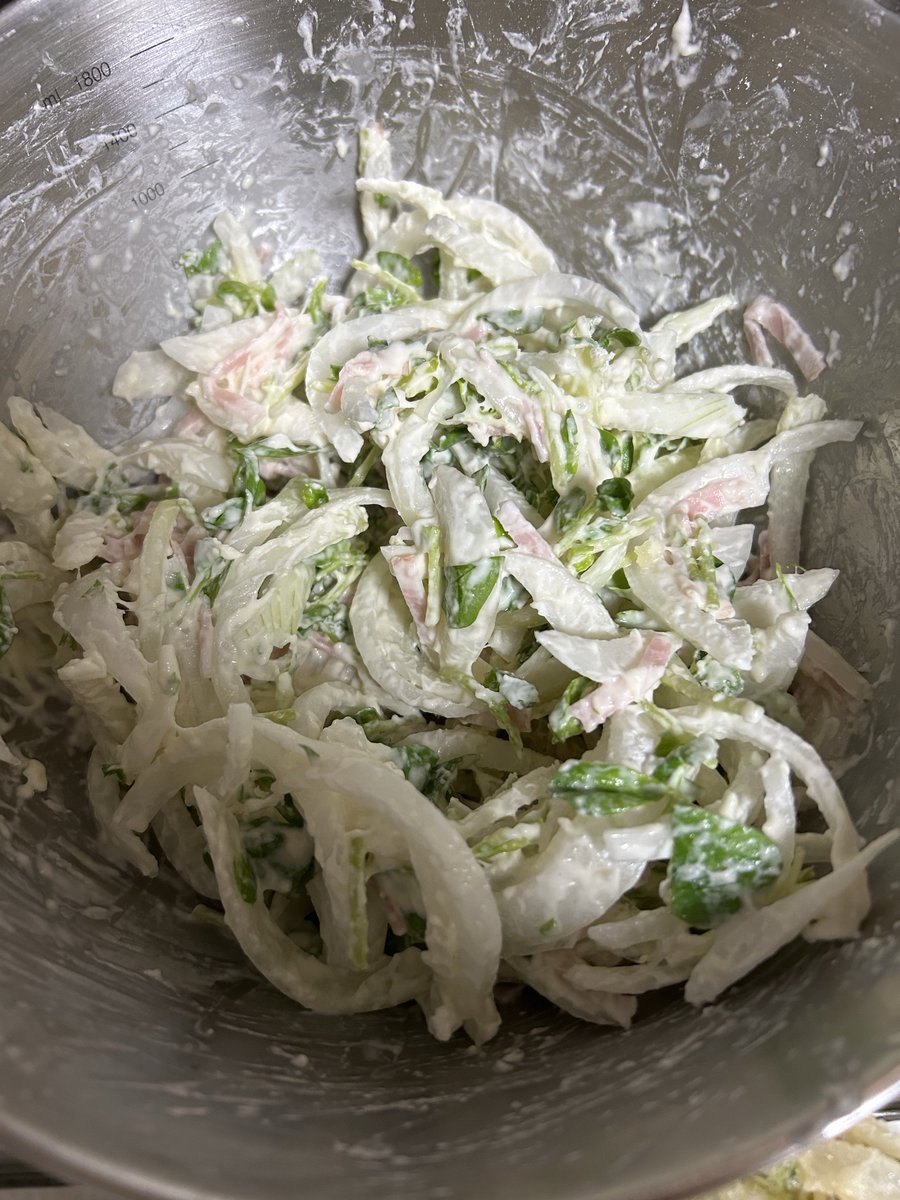 yokochin153604's tweet image. I had lots of onions, so I tried making kakiage tonight.

Kakiage is a type of Japanese tempura  where some ingredients are mixed and deep fried.

I sometimes make it.

This time, I used onions, tōmyō(pea sprouts), and bacon.

#homecooking 
#japanesefood