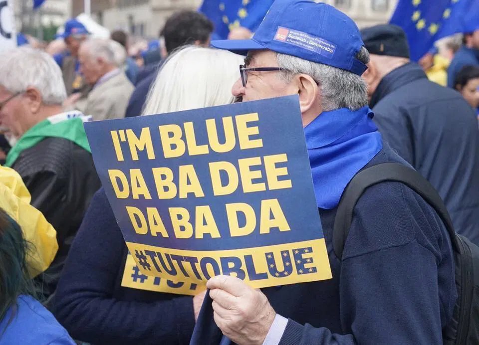 bonhomme69's tweet photo. Insomma il giallo e il blu si confermano i colori di rito degli squinternati tentativi di interferire con la festa della Liberazione. #tuttoblue
#25aprile_è_antifascista https://t.co/ohJLScQm0V