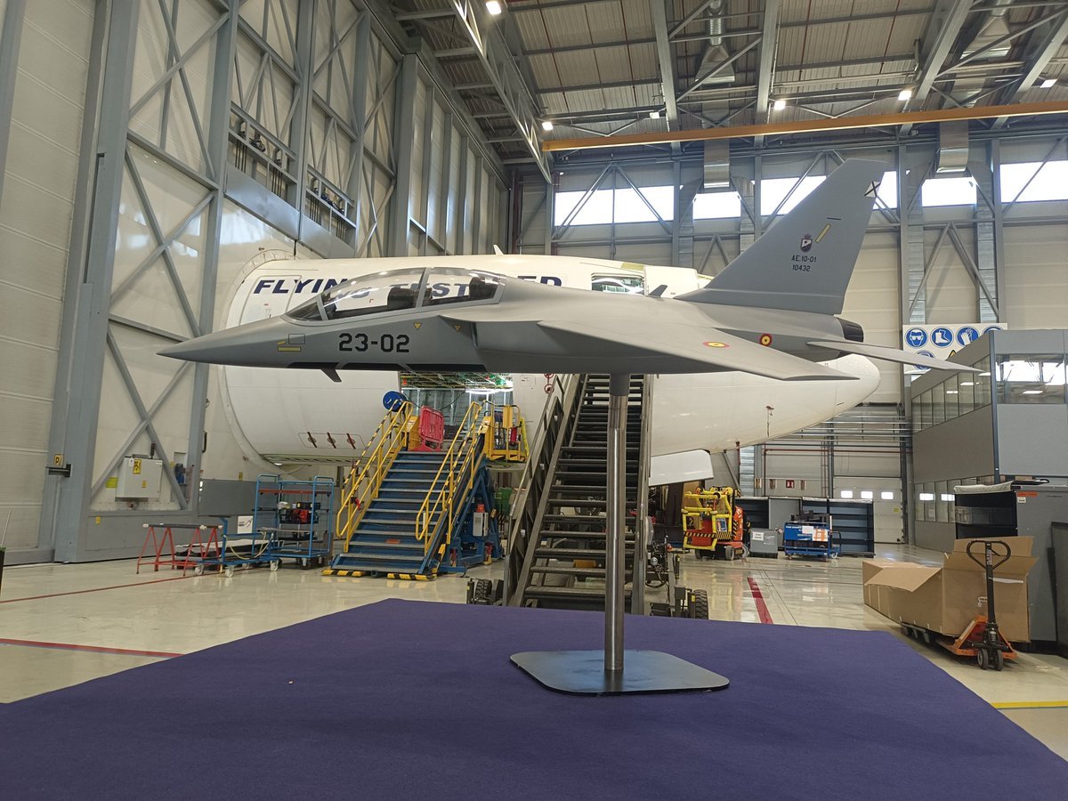 Victor35571262's tweet photo. @EjercitoAire @AirbusDefence @Sener_Group @Indra_eS 🏁 En resumen: Ganamos independencia estratégica, modernizamos nuestra enseñanza militar y potenciamos nuestras fábricas. El Saeta II es el puente perfecto hacia el futuro caza de sexta generación (FCAS). 🇪🇸✈️ #SaetaII #Hürjet #Defensa #Airbus https://t.co/h0qdd7OGMV