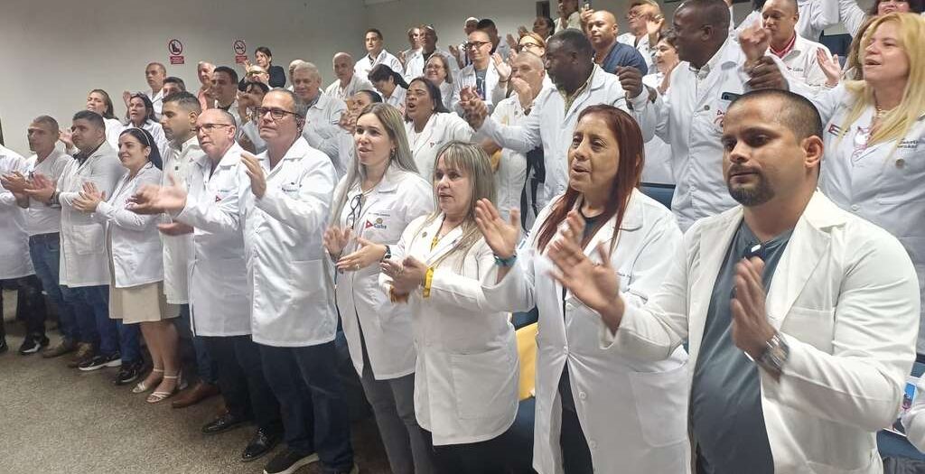 rcabaiguan's tweet photo. Previo a su retorno, médicos cubanos agradecen al pueblo humilde y noble de Guatemala - https://t.co/Iwbn2Pj0zL https://t.co/C187Y5ZVQK