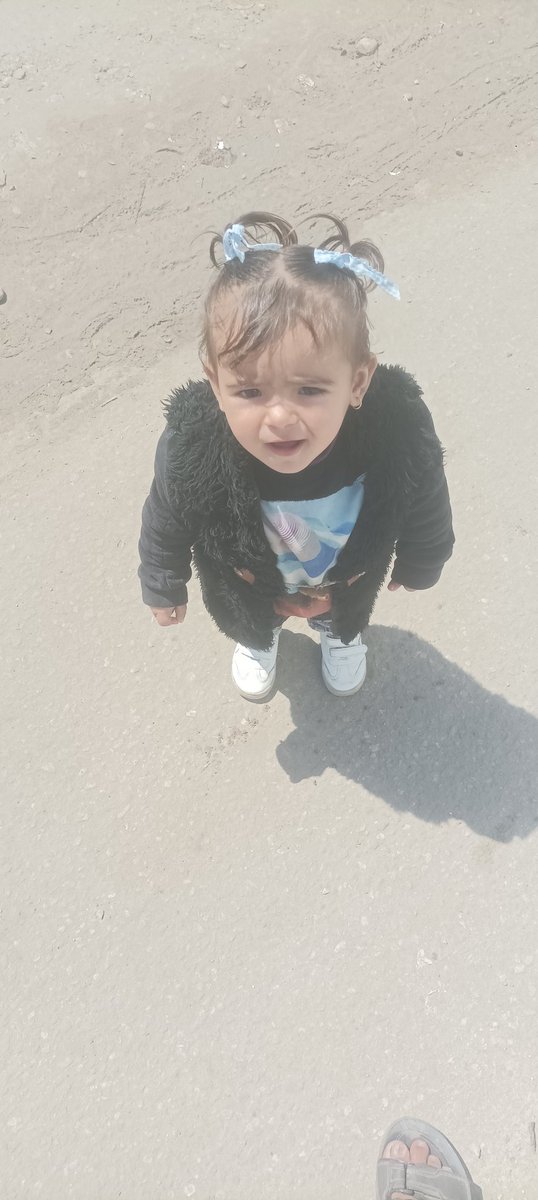 qshtt47793's tweet image. A little girl stands in the sun,

She asks for nothing… just a safety she doesn't know.

In her eyes, a question bigger than her years:

Why is life so cruel? 💔 Donation link in bio #children #humanity #donations