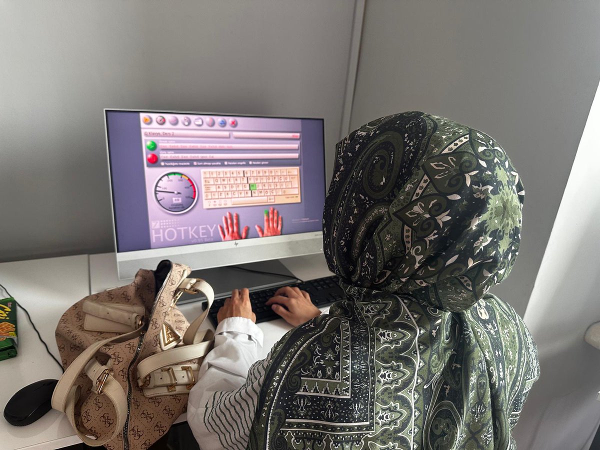 Ipekyol_GM's tweet photo. Klavye eğitimimizde gençlerimiz parmaklarını doğru kullanmayı, hızlı ve hatasız yazmayı öğrenirken teknolojiyle üretmenin keyfini yaşıyor. 💻⌨️
Her derste biraz daha hızlanıyor, biraz daha özgüven kazanıyorlar. Öğrenirken eğlenmek bizim işimiz! 😊✨ https://t.co/Jb4UkJ8KpG