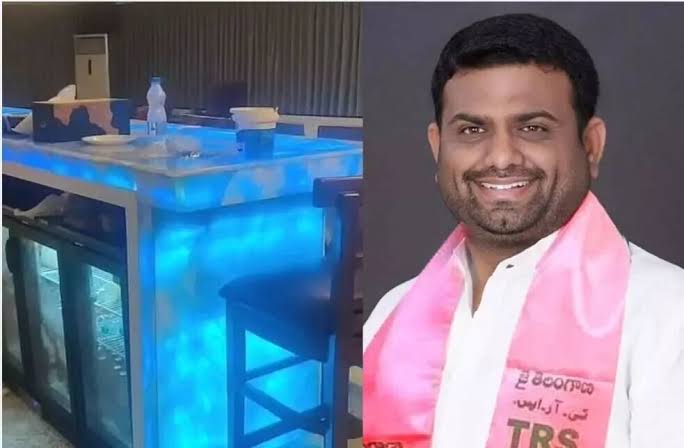 NewsMeter_In's tweet image. #Hyderabad:

@BRSparty former MLA (#Tandur)
#PilotRohithReddy, who was arrested on the night of March 14 in the #Moinabadfarmhouse case, has been granted #bail by the High Court.

Three people were arrested in connection with the case.

Bail has been granted only to Rohith Reddy.