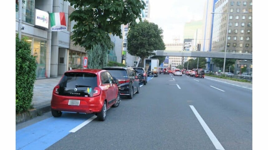 QBK_longride's tweet photo. 自転車専用通行帯を通りたいんですが、このケースのように路駐で塞がれて通れないんですけど…

そこを通行しなければなりません！の前にちゃんと通れるようにして下さいよ
本来は自転車専用通行帯が通れれば、車道本線に出る必要はないんです
自転車を専用通行帯外に追いやってるのはクルマなんですよ https://t.co/yEqMWSifLn