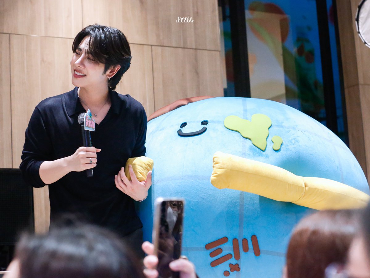 ดูไม่ดื้อเยยนะเนี่ย 🤲🏻

#mixxiw : #MRSATURNWORLD