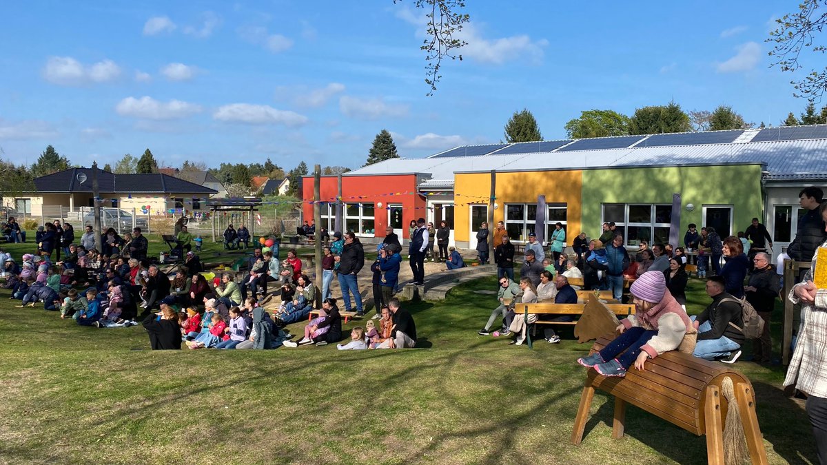Familienfest in der Kita Schweinitz: Eltern der Schweinitzer Tagesstättenkinder spielen Theater mz.de/lokal/jessen/e…
