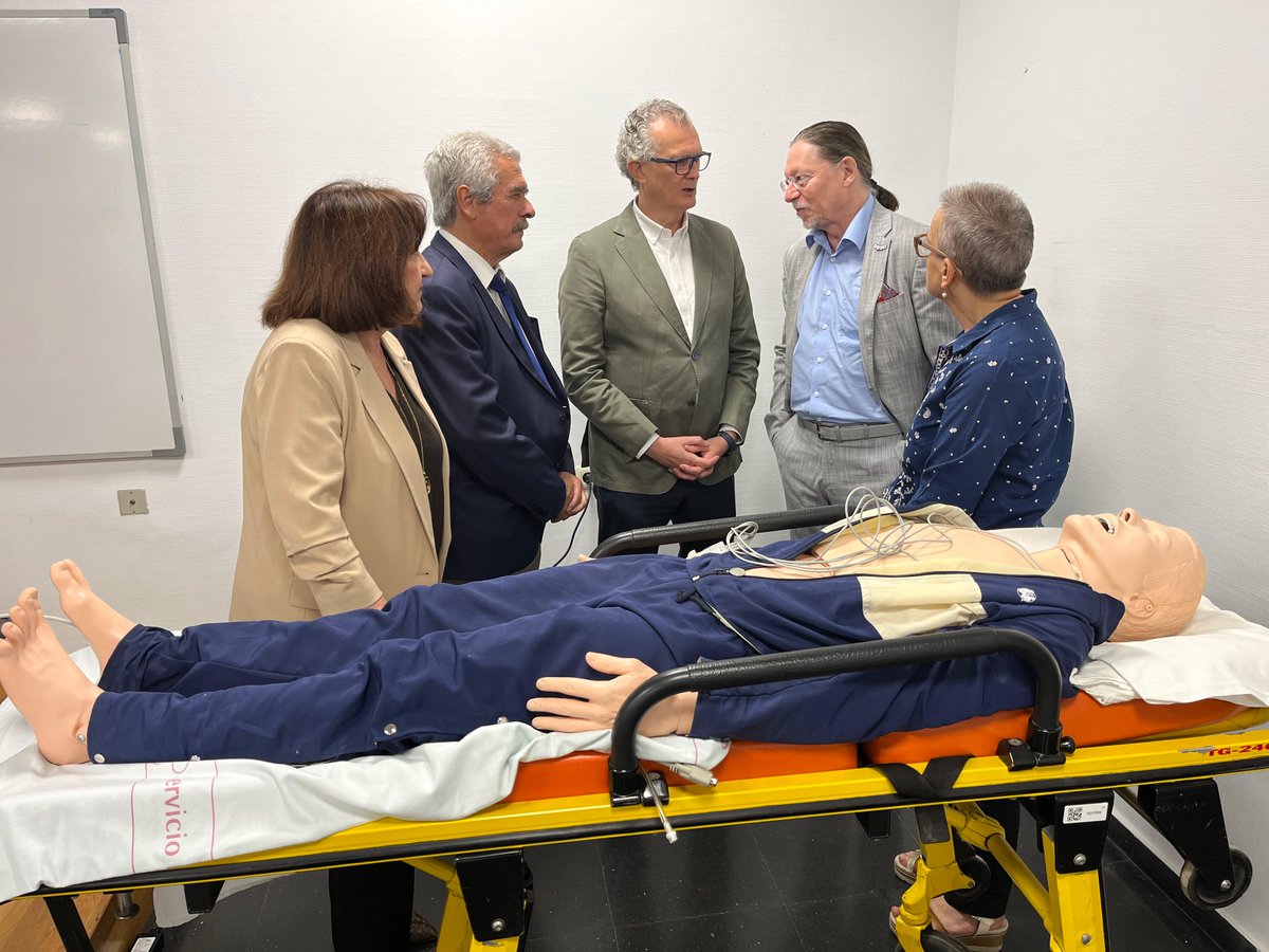 Murciasalud's tweet photo. 🏥El SMS, a través de la Gerencia de #Urgencias y #Emergencias Sanitarias 061, organiza una jornada sobre las nuevas Guías Europeas de #Reanimación, con el experto Robert Greif

📖 Las nuevas guías, un conjunto de recomendaciones actualizadas basadas en evidencia científica, enseñan cómo actuar ante una parada cardiorrespiratoria u otras emergencias vitales 🚑

🔗https://t.co/vxRa5fNIFw

#MurciaSalud