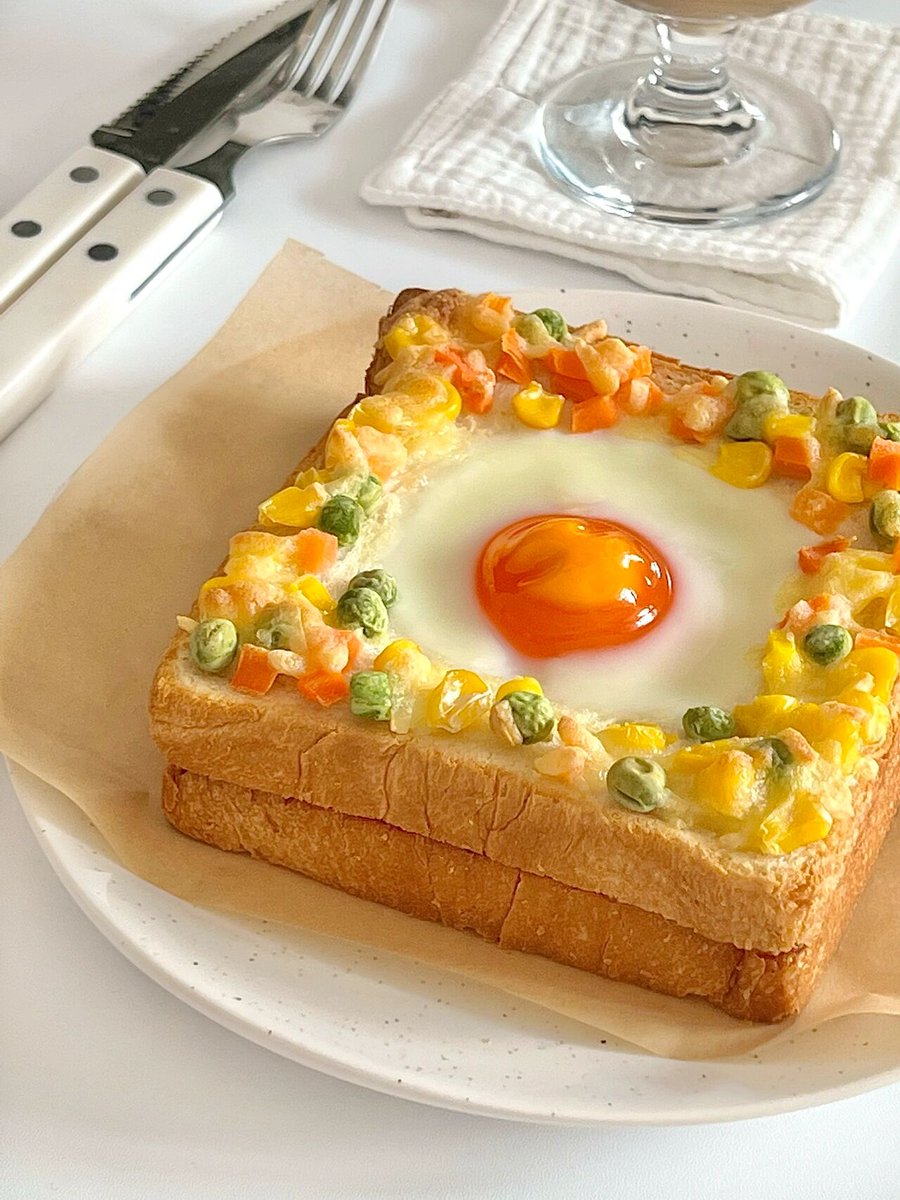 country_man_dan's tweet image. Sunny-side up eggs + crispy bacon + fresh spinach salad. Quick, flavorful, and ready in 10 mins! Perfect for a lazy weekend brunch  #BrunchGoals #EasyRecipes