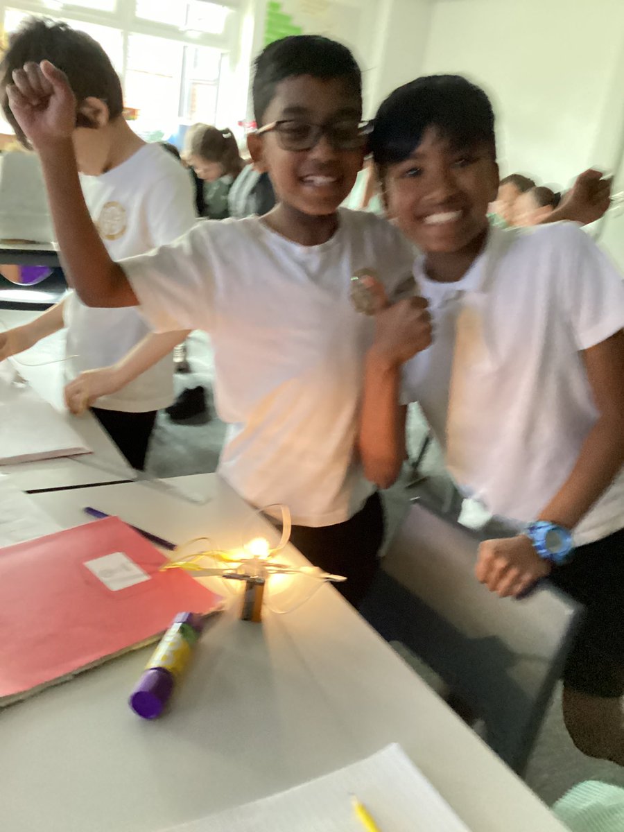 StOsYear4's tweet photo. 4HT have loved building circuits in science! 💡 https://t.co/rAqYQD3QkQ