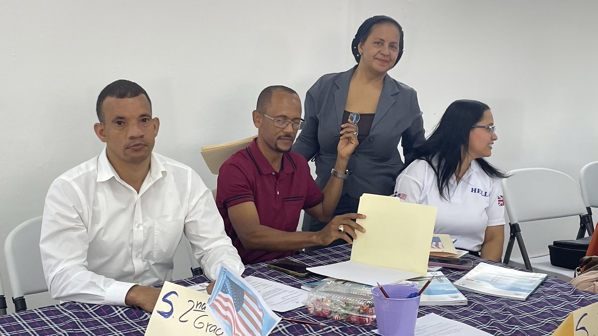 DistritoTapia's tweet photo. Docentes de inglés del Distrito 07-07 de Villa Tapia fueron capacitados en metodologías activas basadas en libros de texto. Carmen Abreu destacó el uso didáctico del material. El director Rodolfo Martín resaltó fortalecer la enseñanza y evaluación por competencias.
@LMDECAMPS https://t.co/aaN5aL4aPC