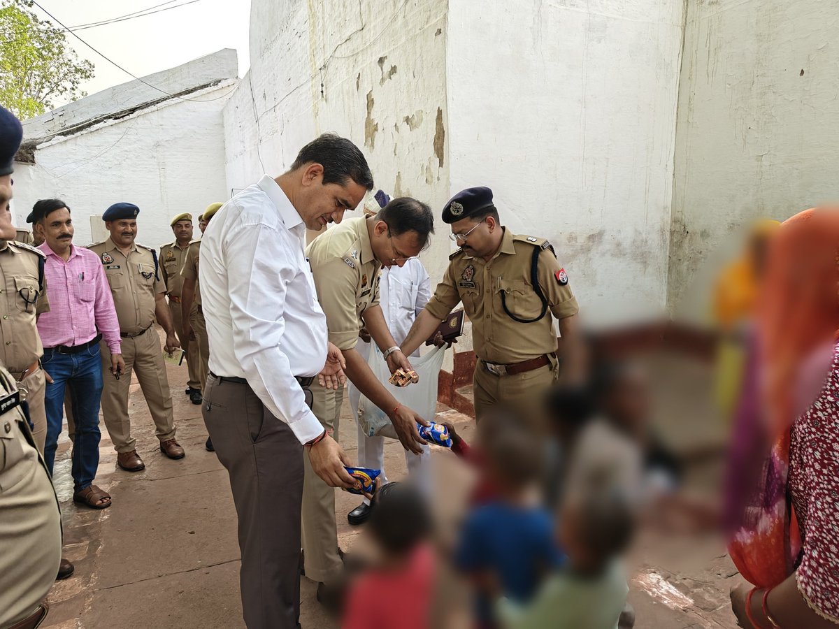 DMMathura1's tweet photo. जिला कारागार का निरीक्षण किया।

बैरक, पाकशाला, चिकित्सालय, कंट्रोल रूम आदि का जायजा लिया।

कारागार में उपस्थित बच्चों को बिस्किट, चॉकलेट, लॉलीपॉप, चिप्स आदि का वितरण किया।

बच्चों से पहाड़े, गिनती, पोयम आदि सुना।

स्वास्थ्य, सुरक्षा, साफ-सफाई, मूल-भूत सुविधाओं आदि का अवलोकन किया।

@UPGovt @myogiadityanath
@CMOfficeUP @InfoDeptUP
