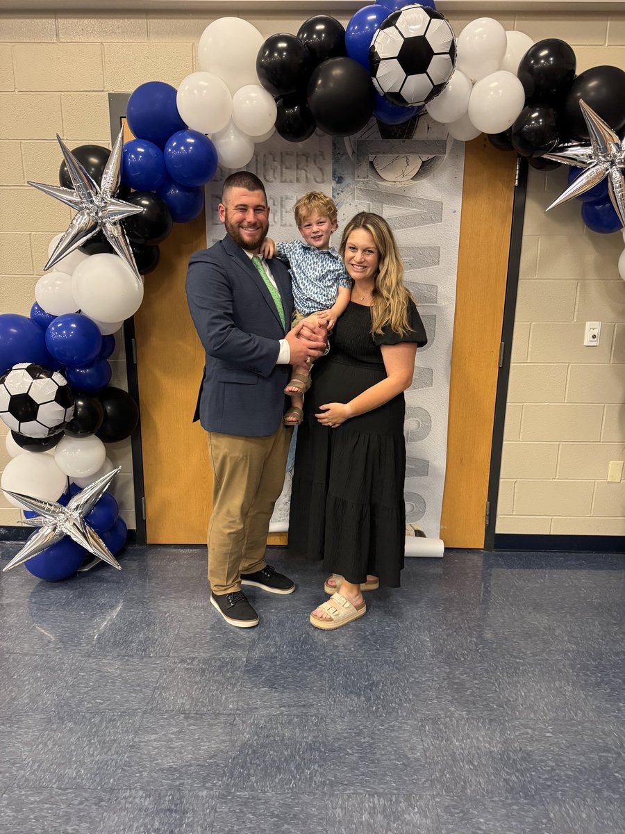 coachmyhrek's tweet photo. First year down as a family of Badgers and forever grateful god opened this door to be able to coach and do banquets with my guy  💙 @CoachBurny https://t.co/2HpQpcHgYp