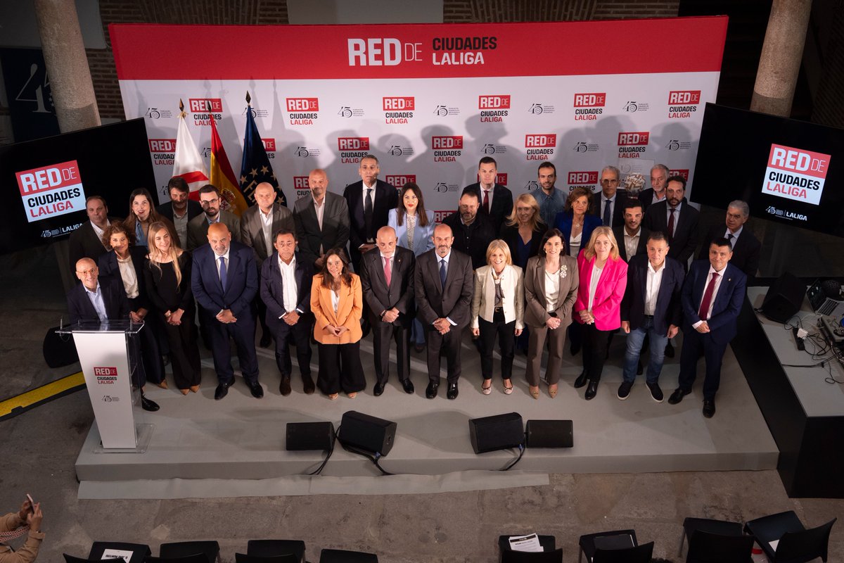 TodoGolesRadio's tweet image. #Fútbol |🤝⚽ Las Palmas de Gran Canaria se une contra la violencia en el deporte

La ciudad se incorpora a la Red de Ciudades LALIGA para promover el respeto y la convivencia desde el ámbito municipal. #Deporte #FairPlay