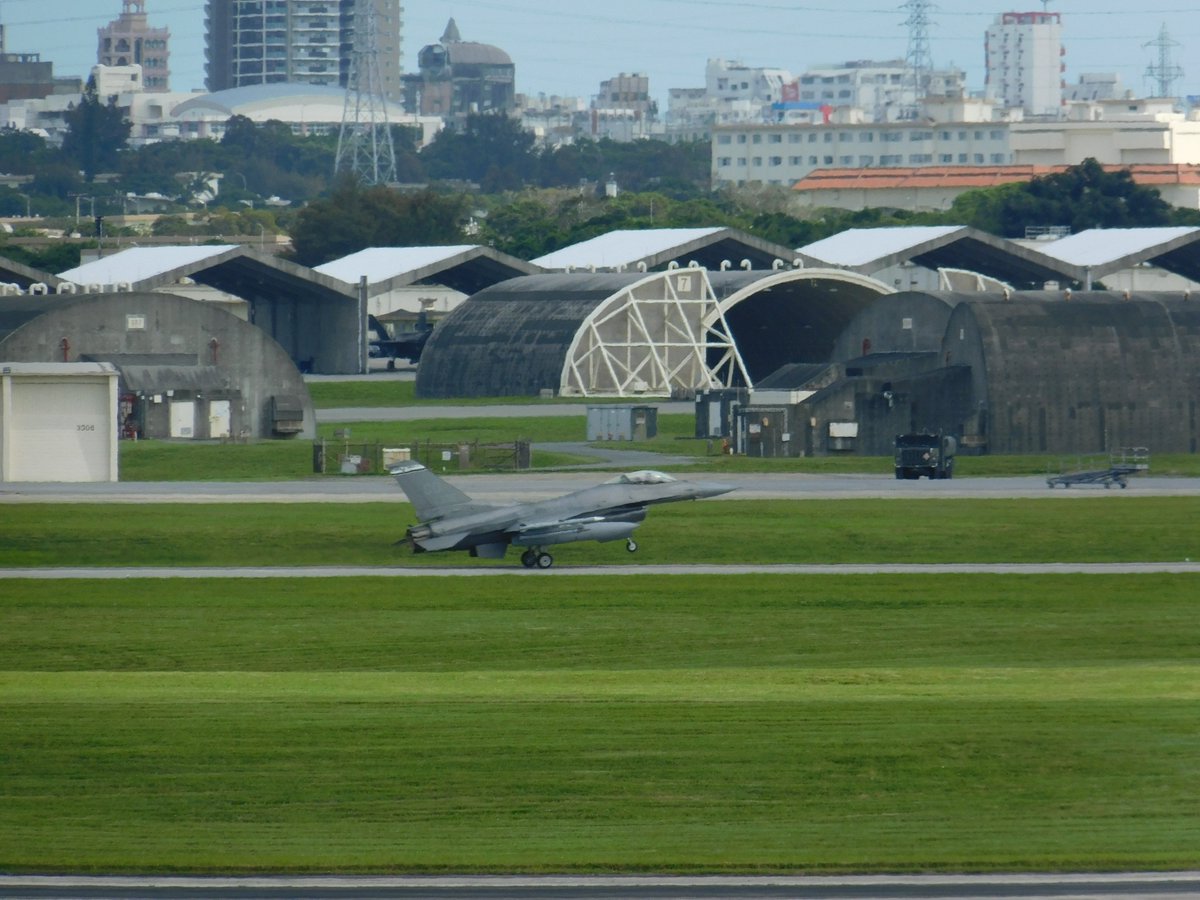 嘉手納基地で見た米軍機
KC135R空中給油/医療輸送機
F15戦闘機
こんなのが、バンバン離着陸を繰り返していた。
これが沖縄の現実。